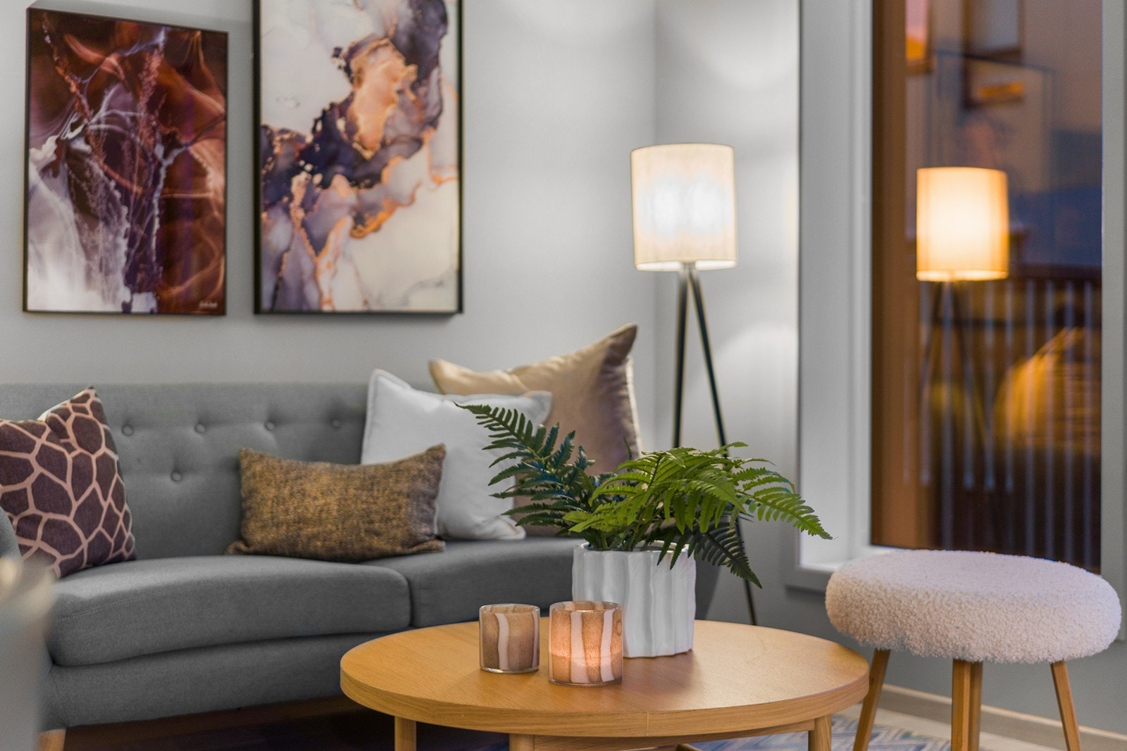 Leiligheten byr på en åpen og sosial stue- og kjøkkenløsning med direkte utgang til en herlig sydvendt balkong som fungerer som en naturlig forlengelse av oppholdsrommet Galleribilde