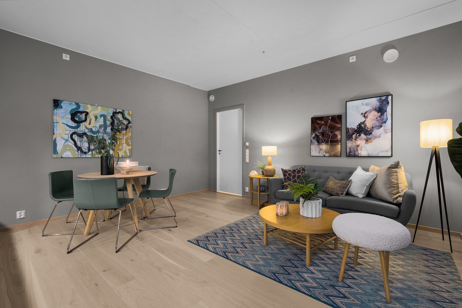 Rommet er lett å møblere og gir god plass til både sofagruppe med tilhørende møblement og en hyggelig spiseplass Galleribilde