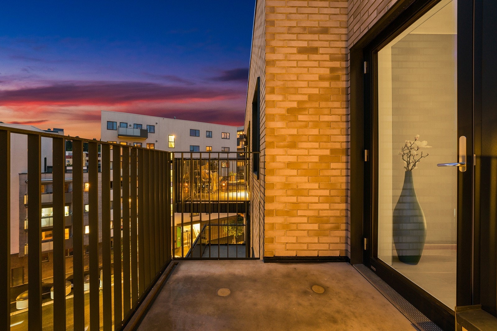 Sydvendt balkong på ca. 5 m² med direkte adkomst fra soverommet. Her har du plass til innrede med hyggelig sittegruppe, perfekt for å nyte morgenkaffen eller varme ettermiddager Galleribilde