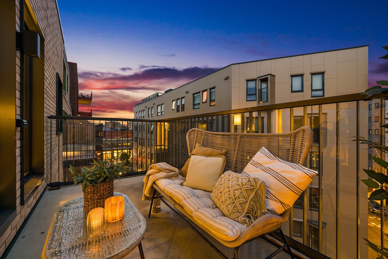 Sydvendt balkong på ca. 8 m² med direkte adkomst fra stuen/kjøkken Galleribilde