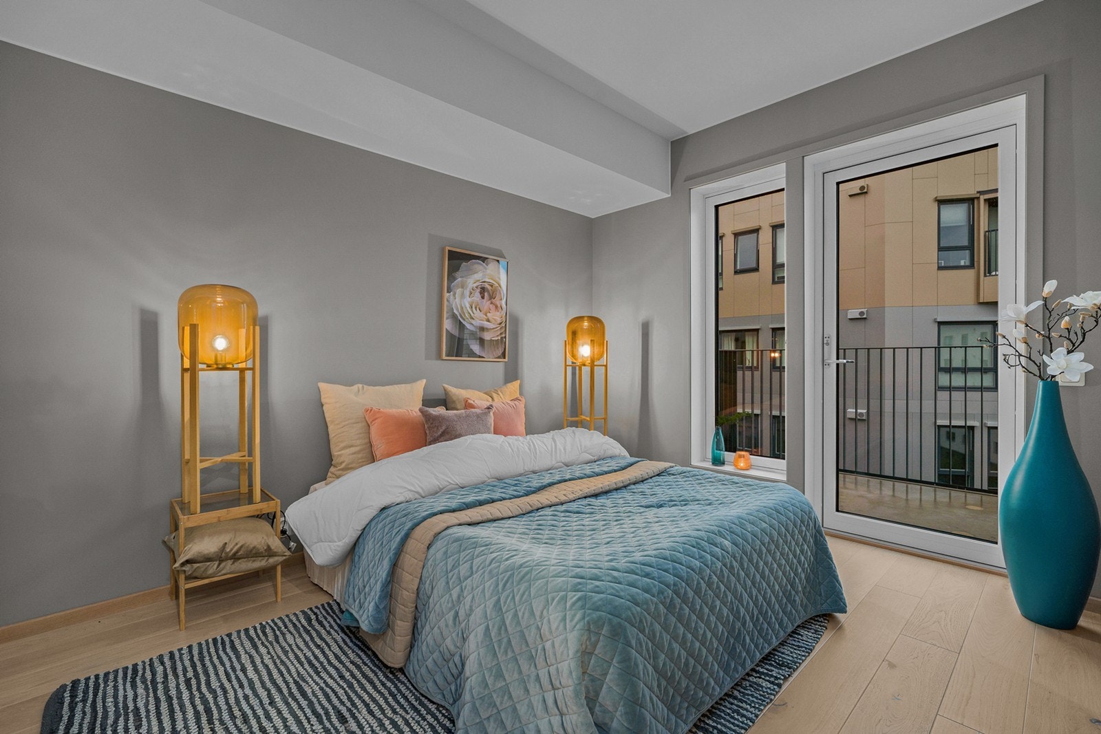 Romslig soverom med store vindusflater som slipper inn rikelig med naturlig lys. Rommet har god plass til dobbeltseng med nattbord Galleribilde