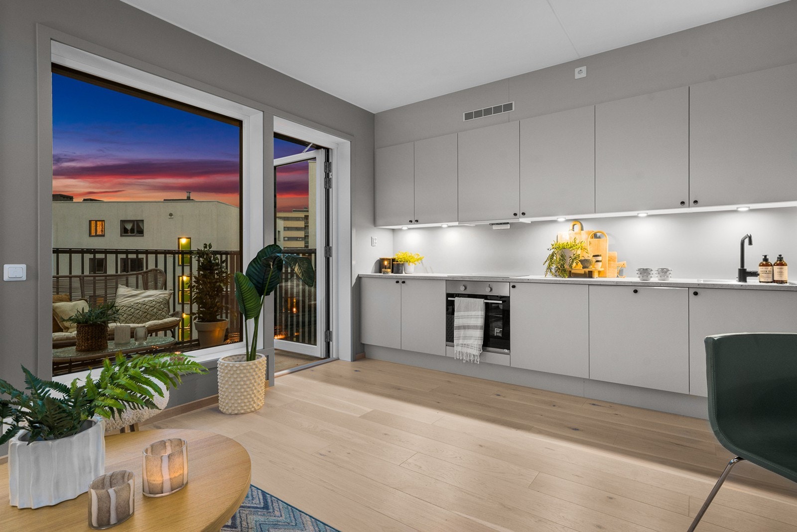 Rommets store vindusflater gir godt med lysinnslipp og gjør det enkelt å lufte ut Galleribilde