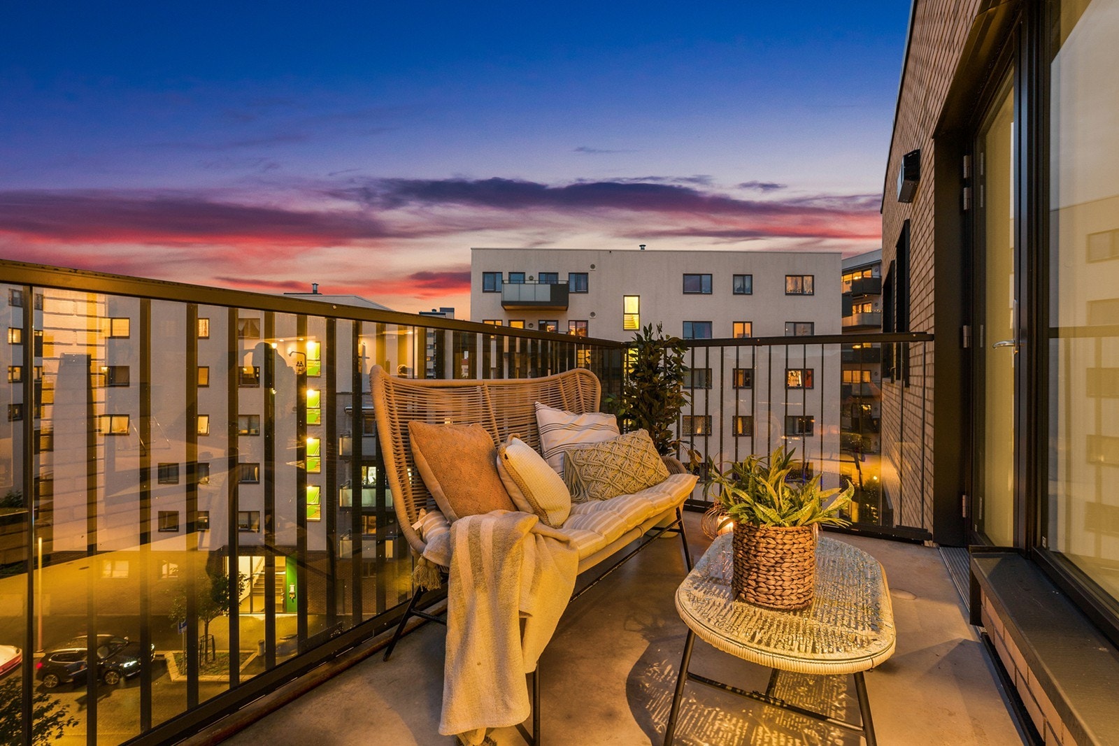 Balkongen byr på gode innredningsmuligheter, med plass til en hyggelig utegruppe hvor du kan nyte lange og fine sommerkvelder Galleribilde