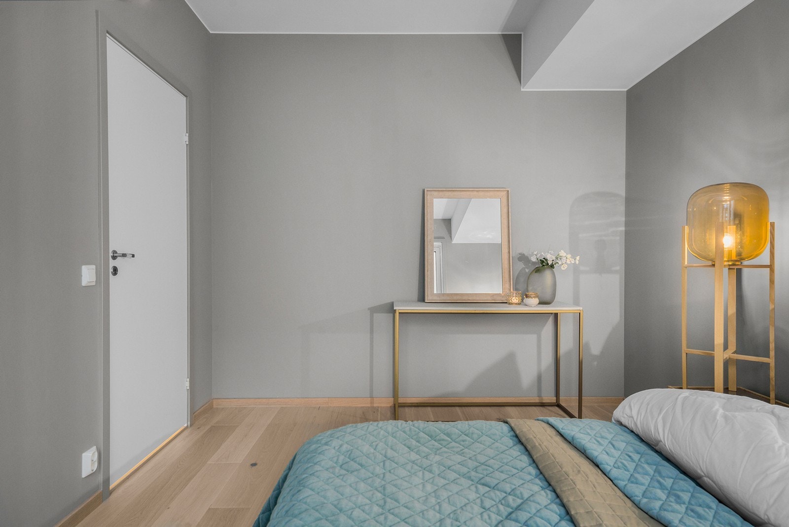 Her har du god plass til å innrede med stort garderobeskap som gir godt med oppbevaring av klesartikler Galleribilde