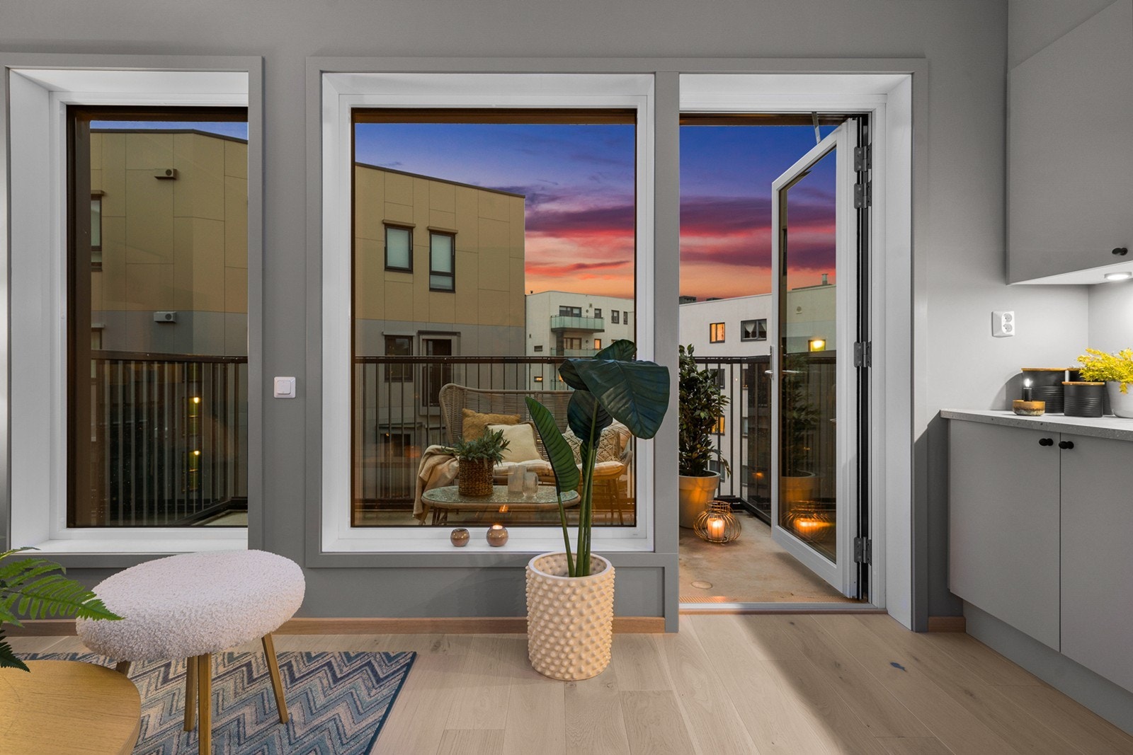 Kjøkkenet er integrert i den åpne og sosiale planløsningen mot stue. Innredningen leveres fra Norema med fronter i Pluss Beige, kombinert med integrerte hvitevarer fra Electrolux eller tilsvarende kvalitetsleverandør Galleribilde