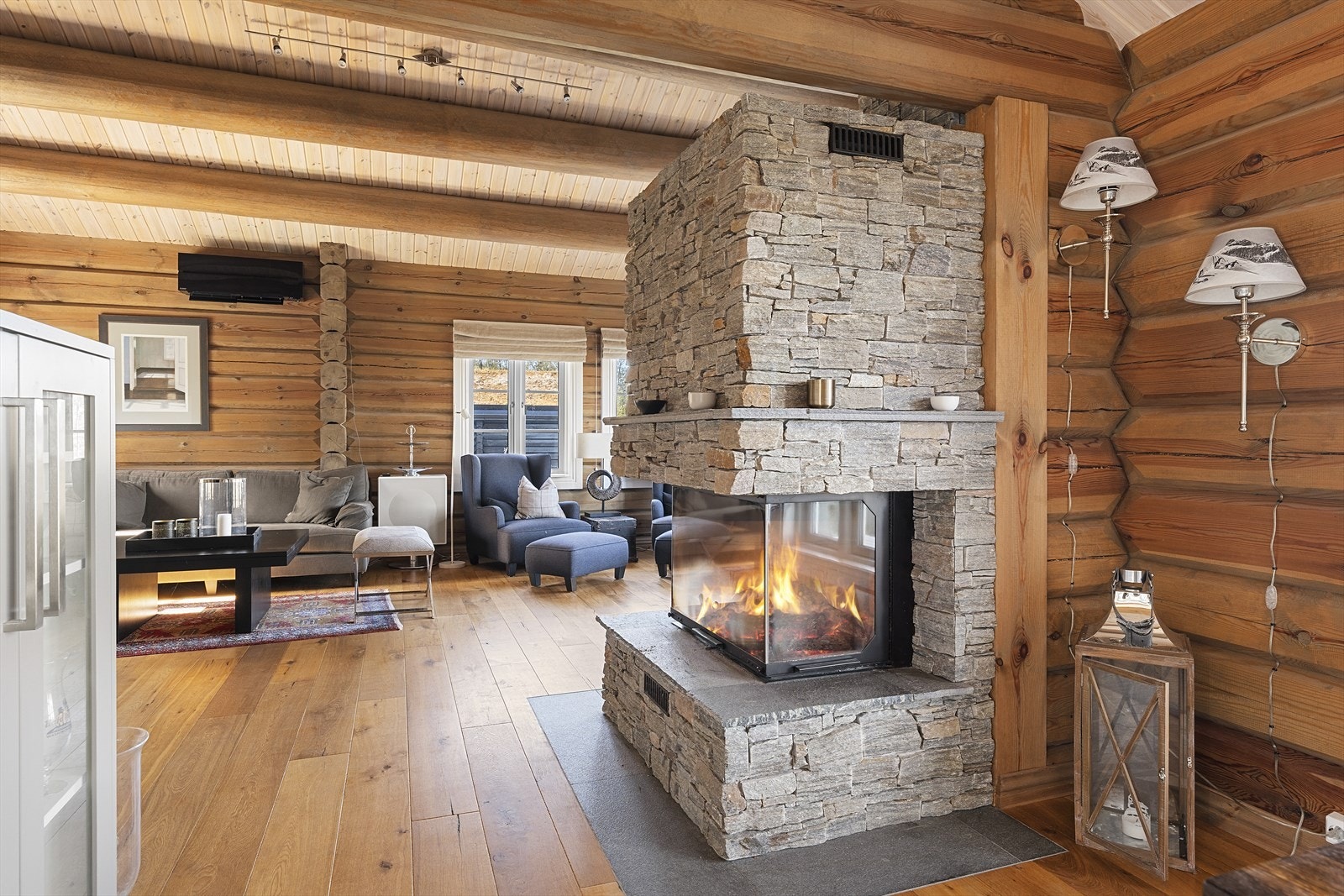 Nydelig peis med innsats gir god varme og hyggelig stemning! Galleribilde