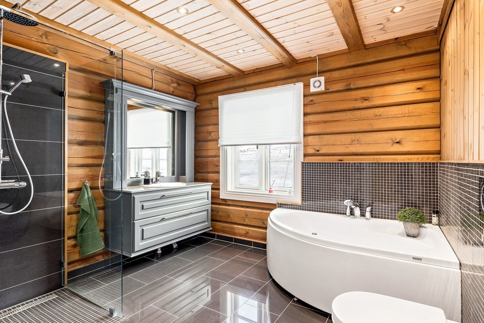 Bad i 1. etasje med både dusjhjørne og badekar Galleribilde