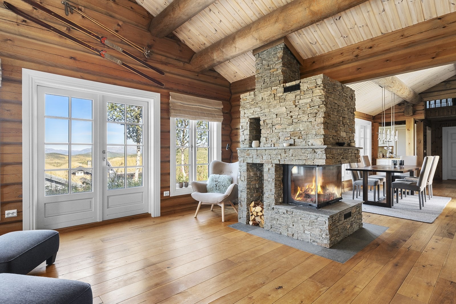 Fra stuen er det nydelig utsikt mot fjellene rundt Galleribilde