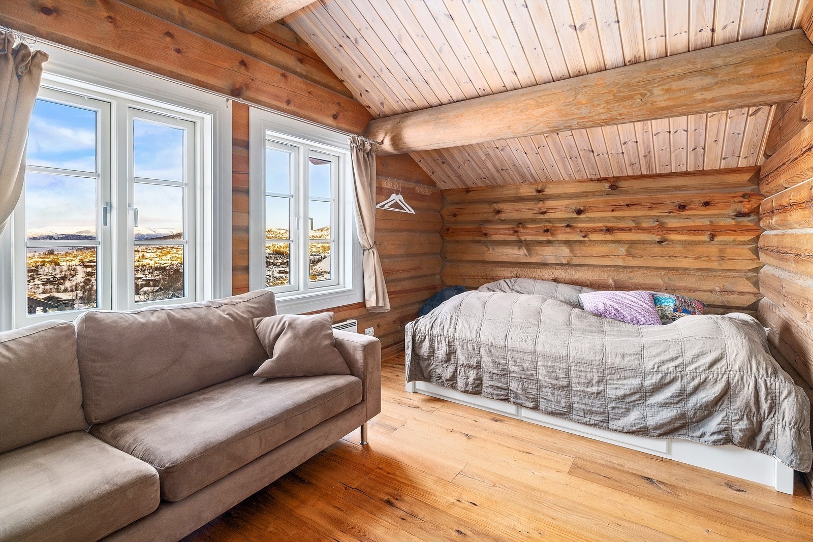 Soverom 2 i 2. etasje. Kan passe fint som tv-stue Galleribilde