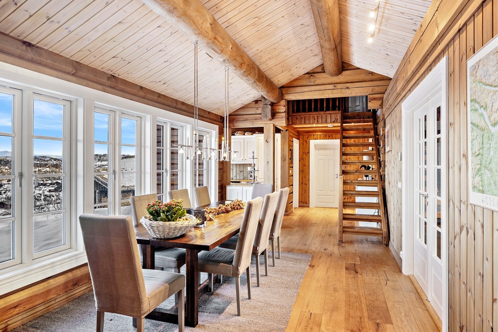 Spisestue med god plass til langbord og mange gjester. Utgang til lun og fin uteplass Galleribilde