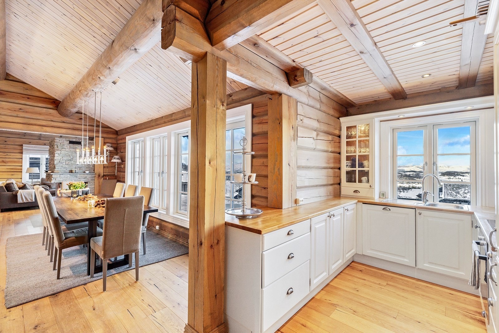 Hytta har en god og sosial planløsning Galleribilde