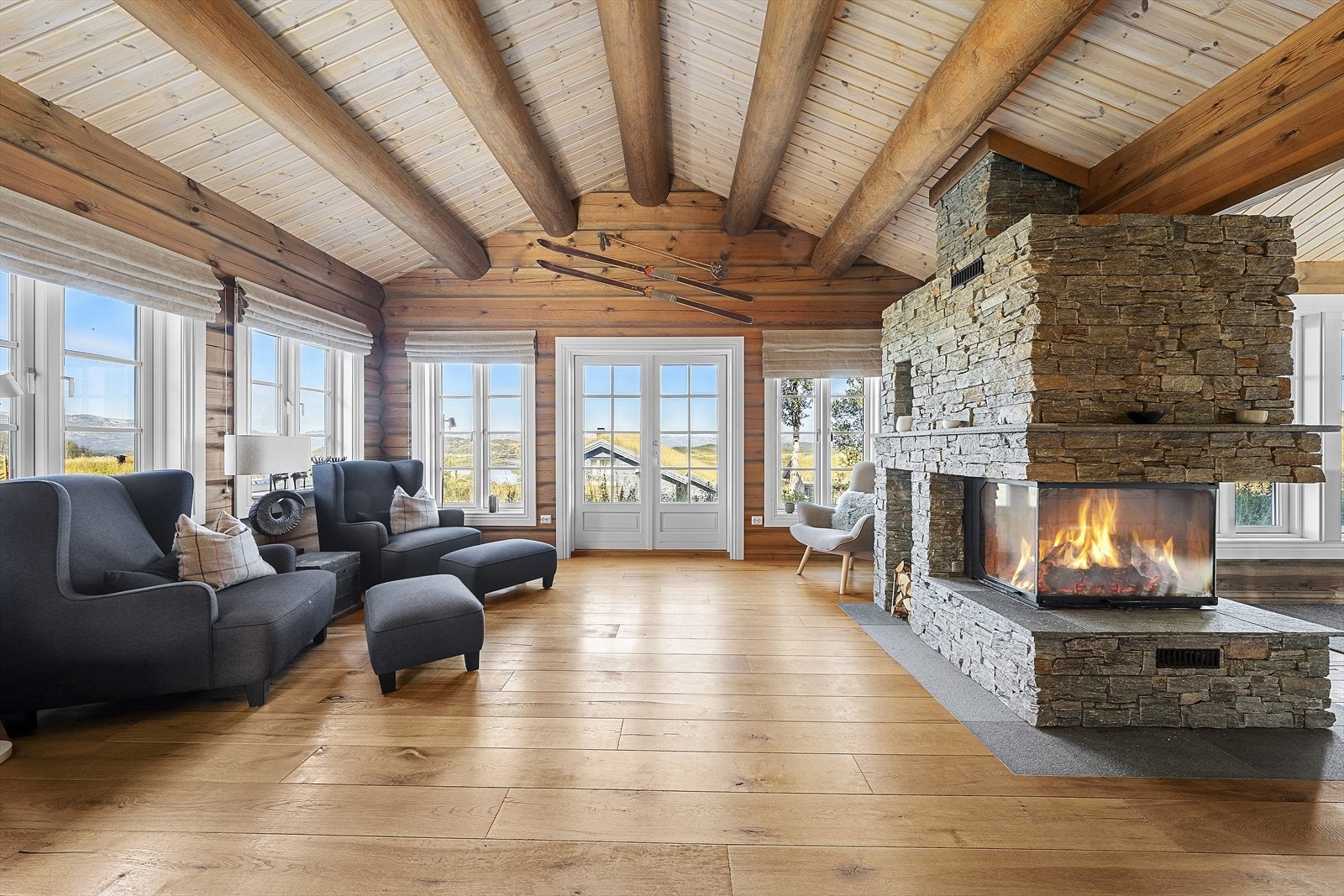 Fra stuen er det utgang til nord- og vestvendt terrasse Galleribilde