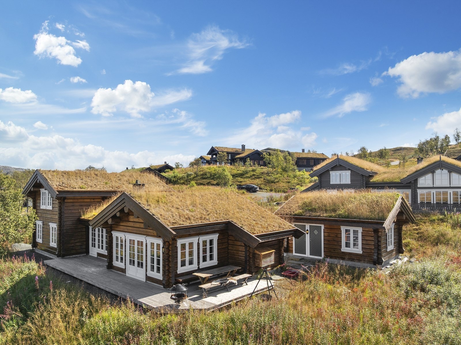 Uteplass med adkomst fra spisestuen og stuen Galleribilde