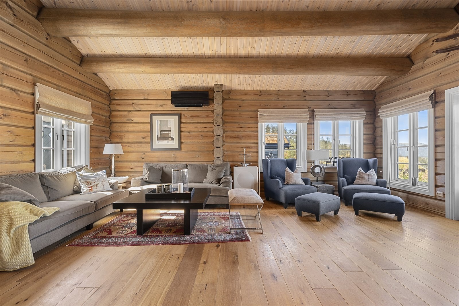 Koselig og lun stue med plass til flere soner - den gode takhøyden gir en god romfølelse Galleribilde