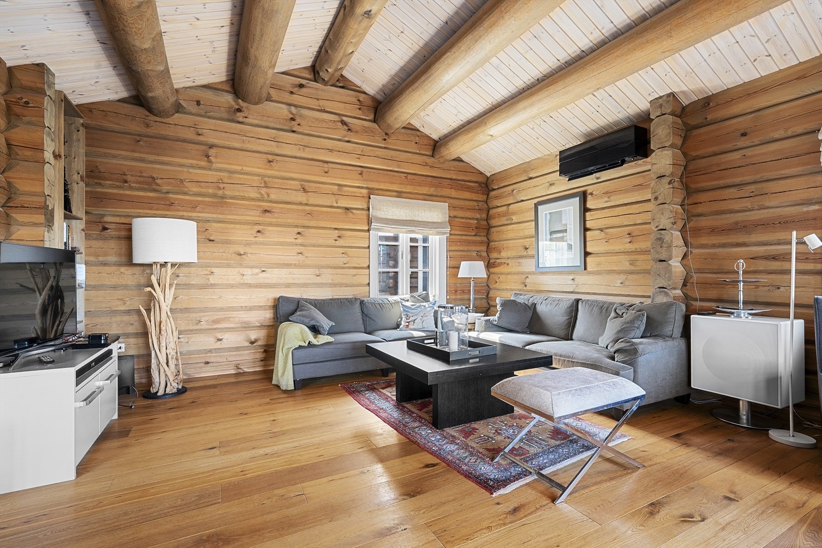 Varmepumpe sørger for god oppvarming i tillegg til peisen Galleribilde