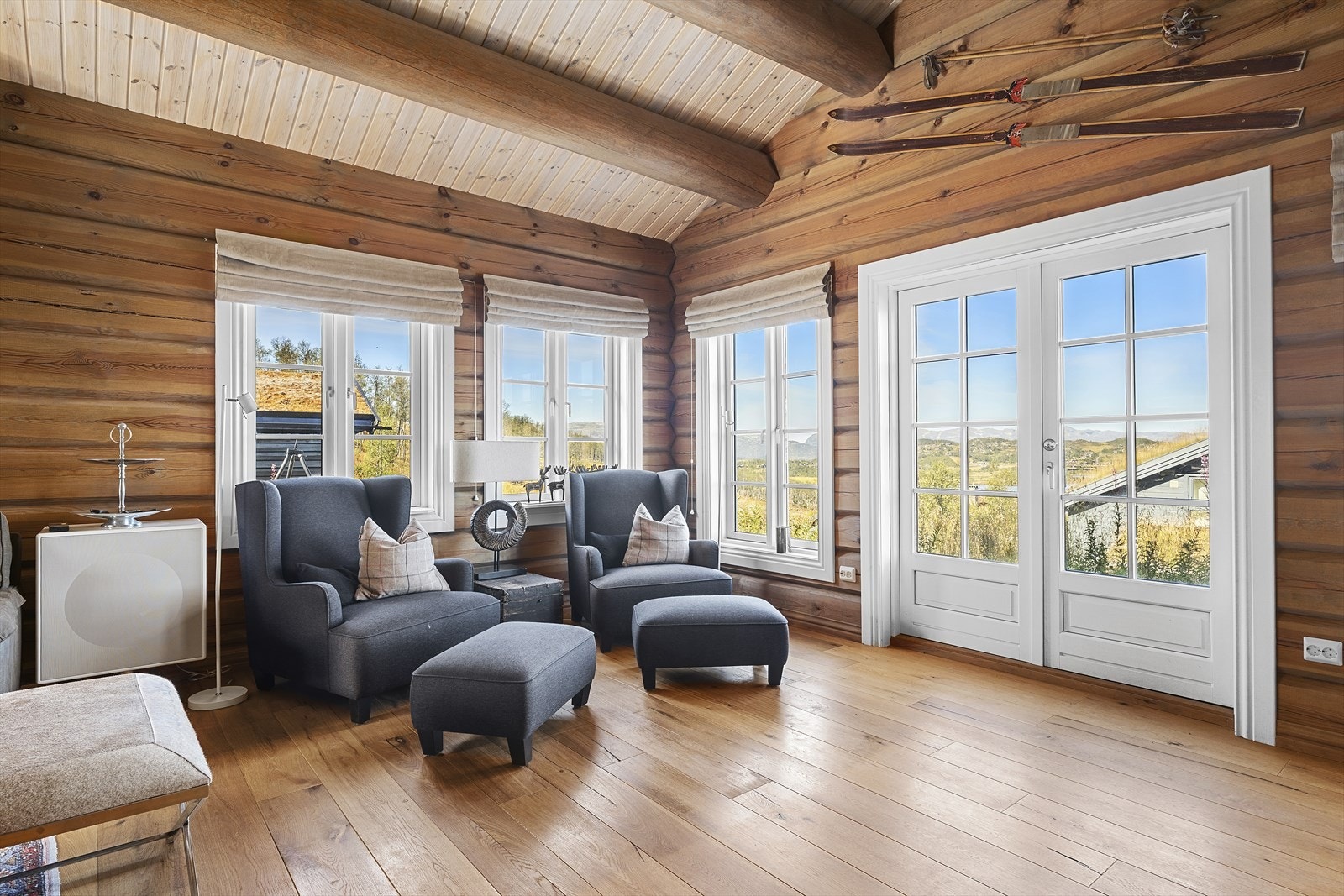 Store vinduer gir godt med lys inn i denne lekre fritidsboligen Galleribilde