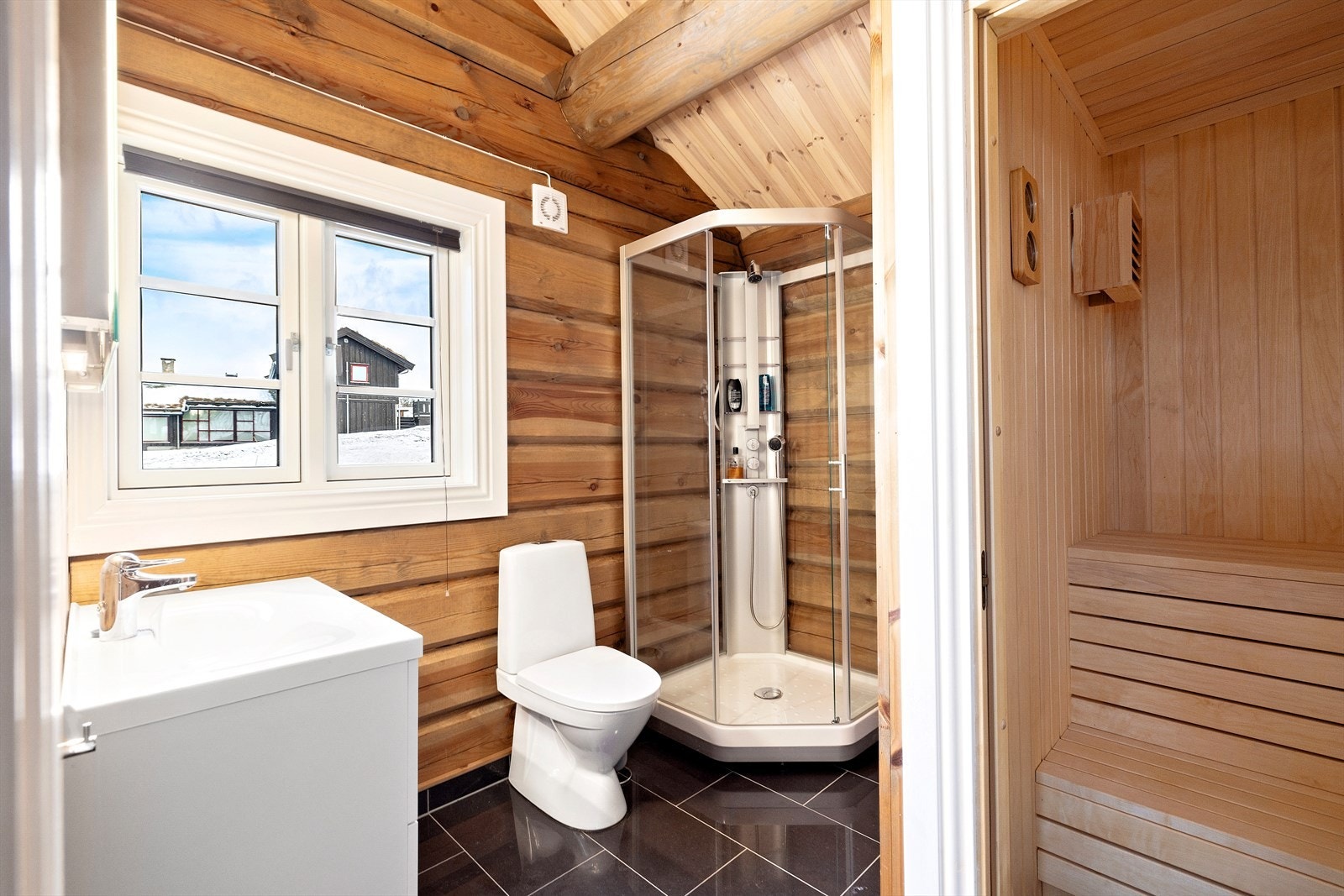 I annekset er det baderom og badstue Galleribilde