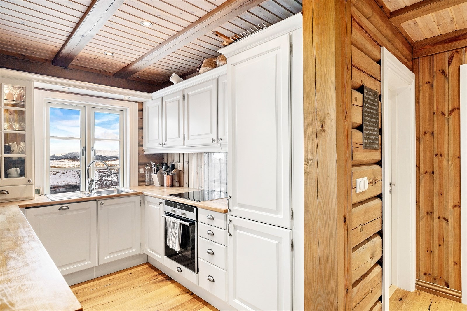 Integrerte hvitevarer som stekeovn, platetopp, oppvaskmaskin og kjøl/fryseskap Galleribilde