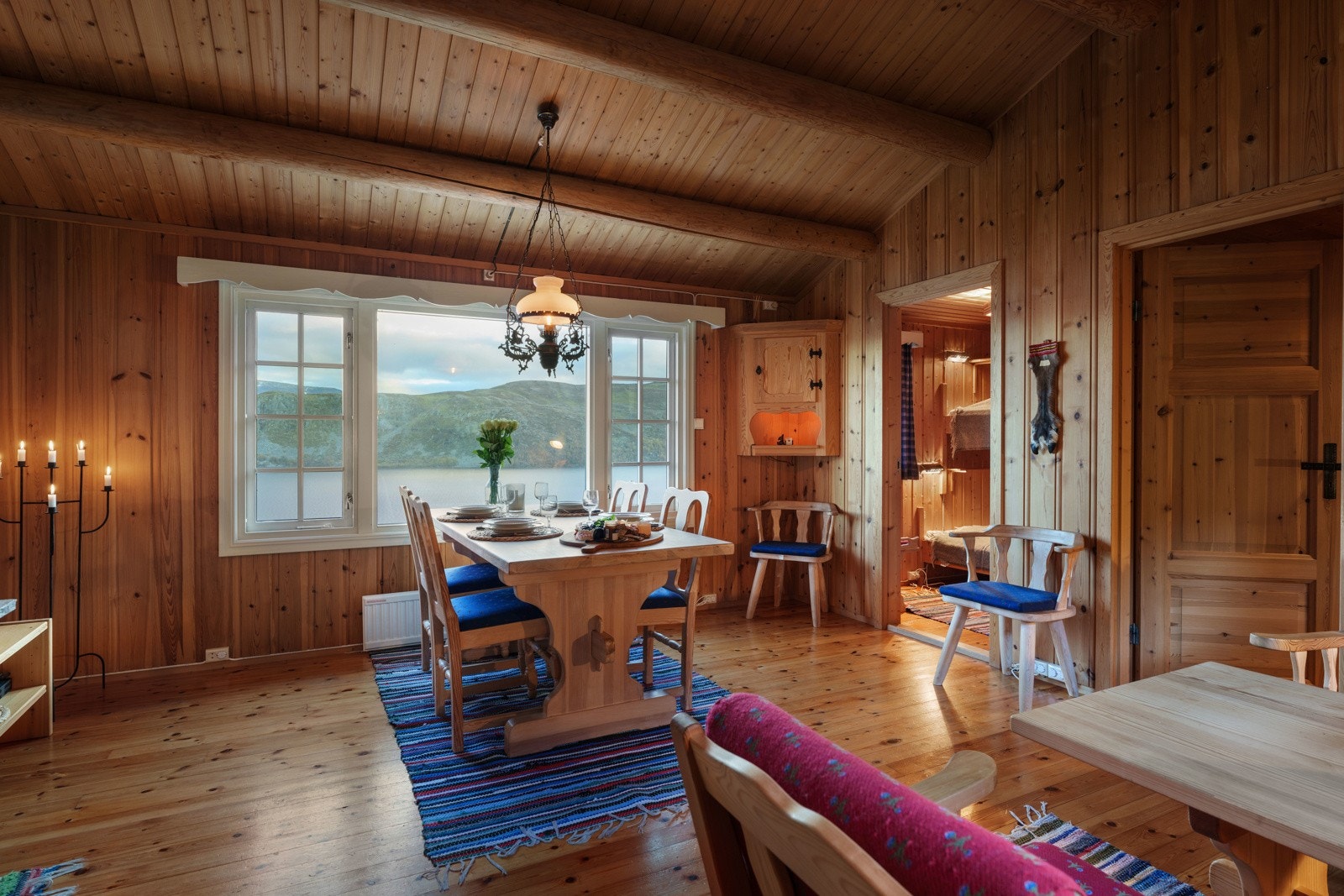 Spisestue/stue Galleribilde