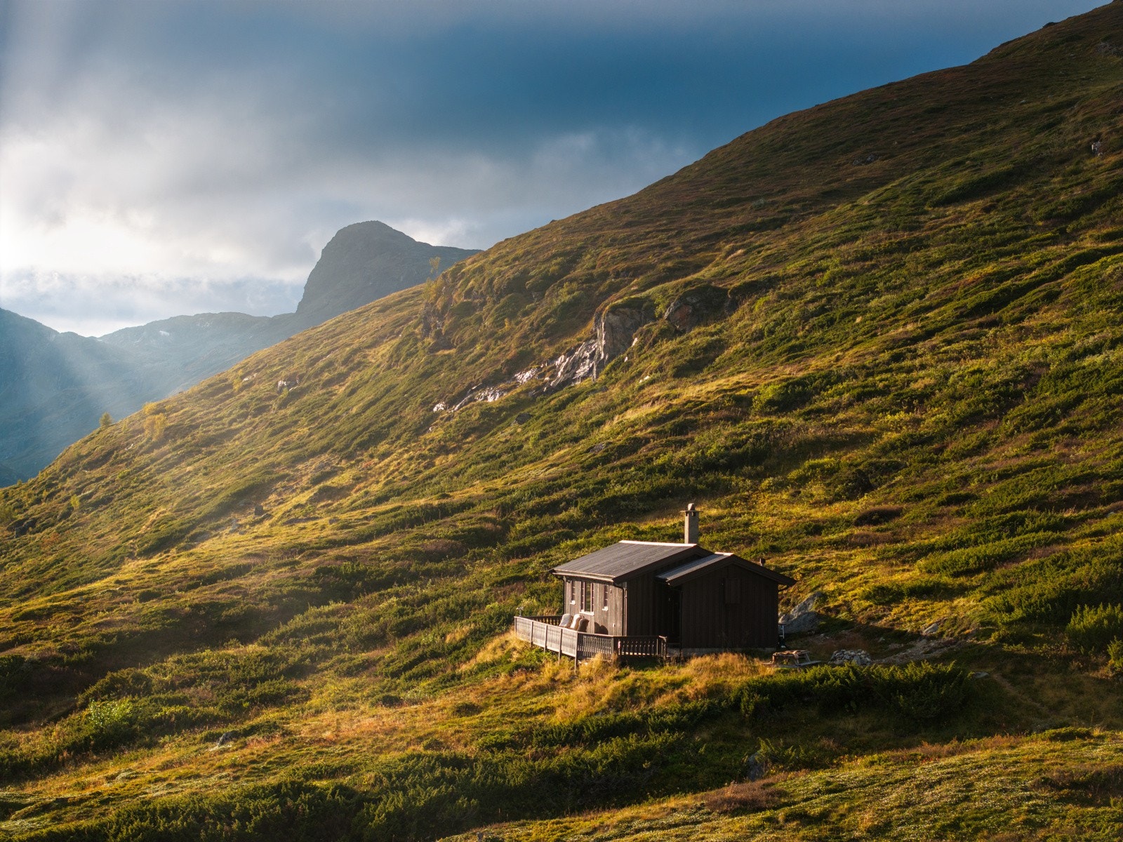Lokal Eiendomsmegler MNEF/Partner/Økonom Ådne Holestøl Hognerud har gleden av å vise frem hyttelivet langs Strønde. Galleribilde