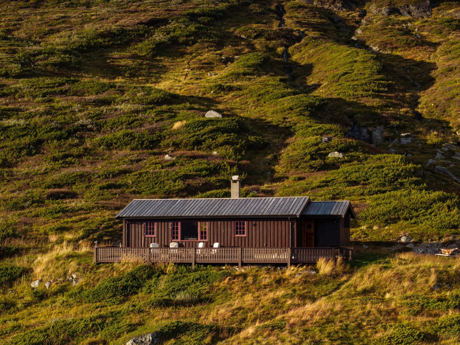 Hytten byr på stue, spisestue, kjøkken, 3 soverom, baderom, do-rom og boder. Galleribilde