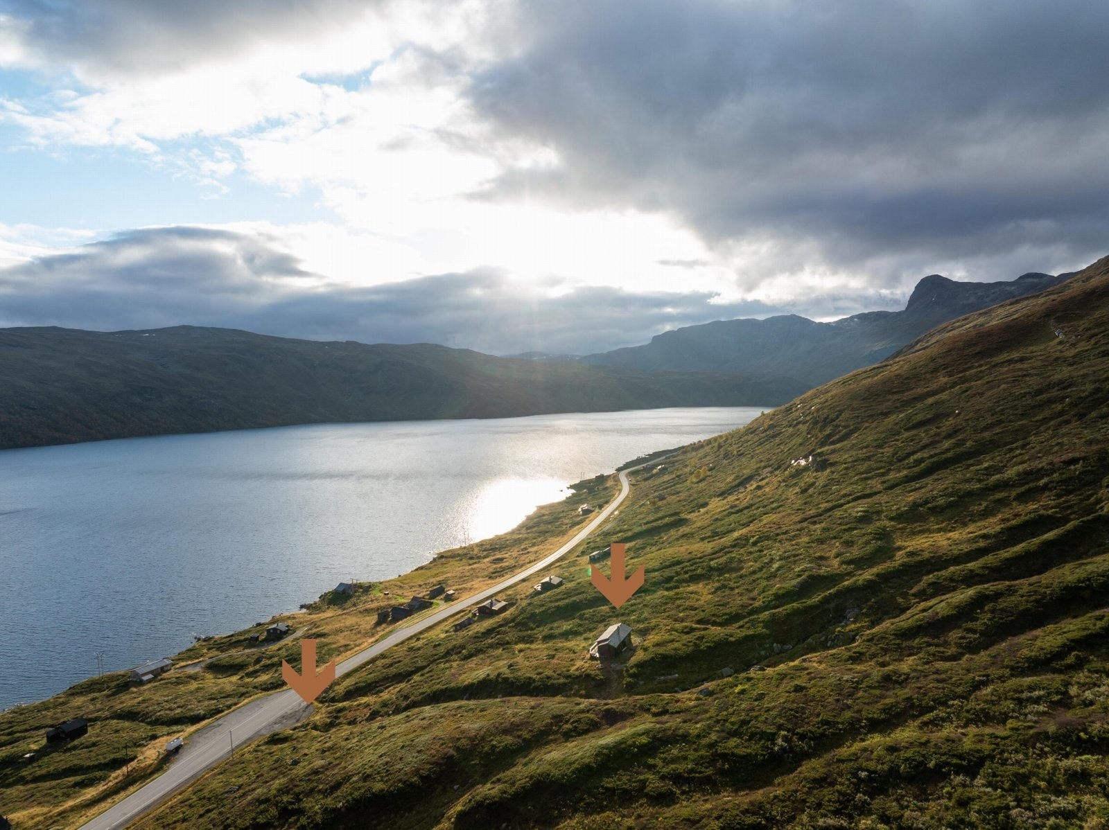 Pilen viser hvor eier har parkert, samt hytta. Galleribilde