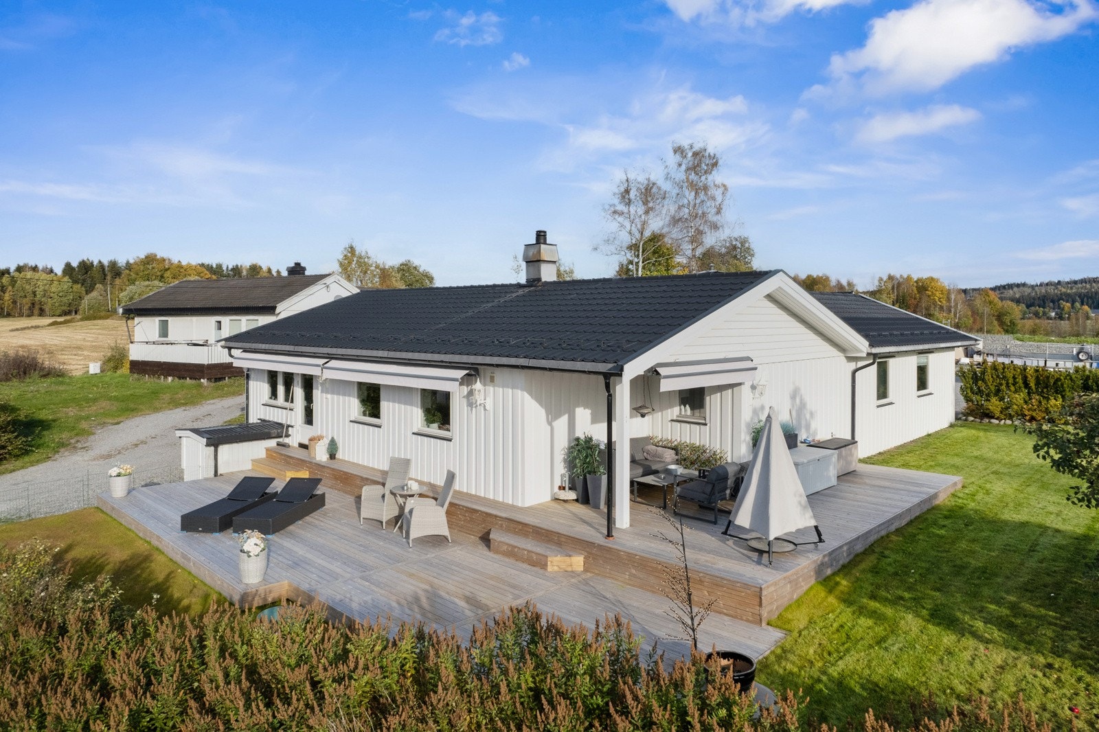 En romslig og familievennlig enebolig med en idyllisk og naturskjønn beliggenhet på Bøn i Eidsvoll kommune. Galleribilde