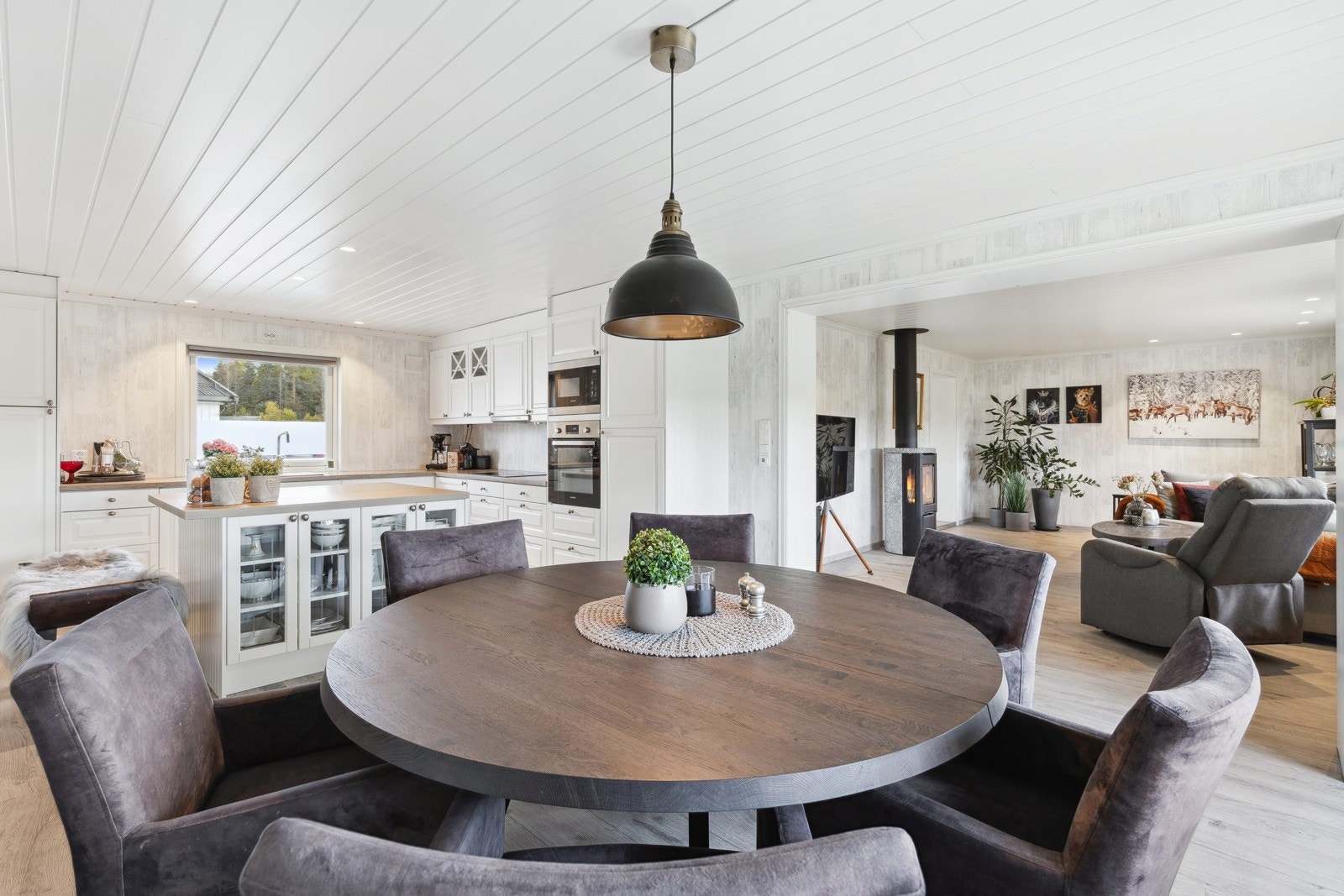 Lys, luftig og åpen planløsning. Galleribilde