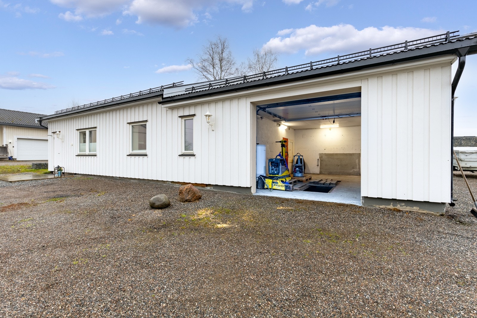 Garasjerommet er av god størrelse og er tidligere blitt benyttet som et hobbyverksted. Galleribilde