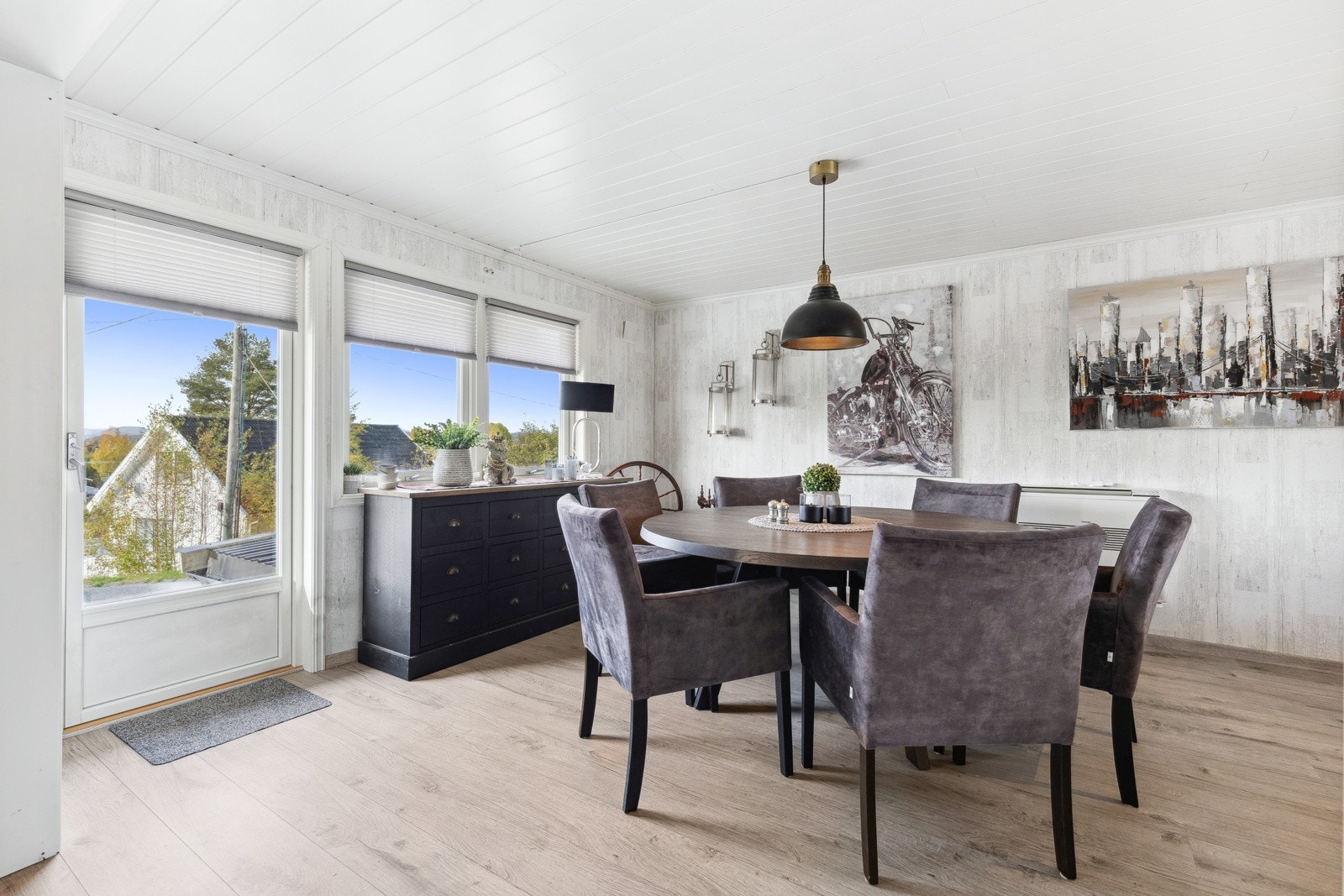 Foran vinduene i stuen og spisestuen er det montert stilrene plissegardiner som gir effektiv skjerming for solen. Galleribilde