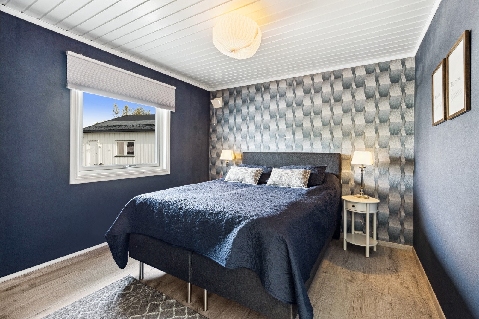 Hovedsoverommet fremstår som meget tiltalende med malte veggflater, samt en kontrastvegg med tapet og lyspigmentert laminat på gulv. Galleribilde