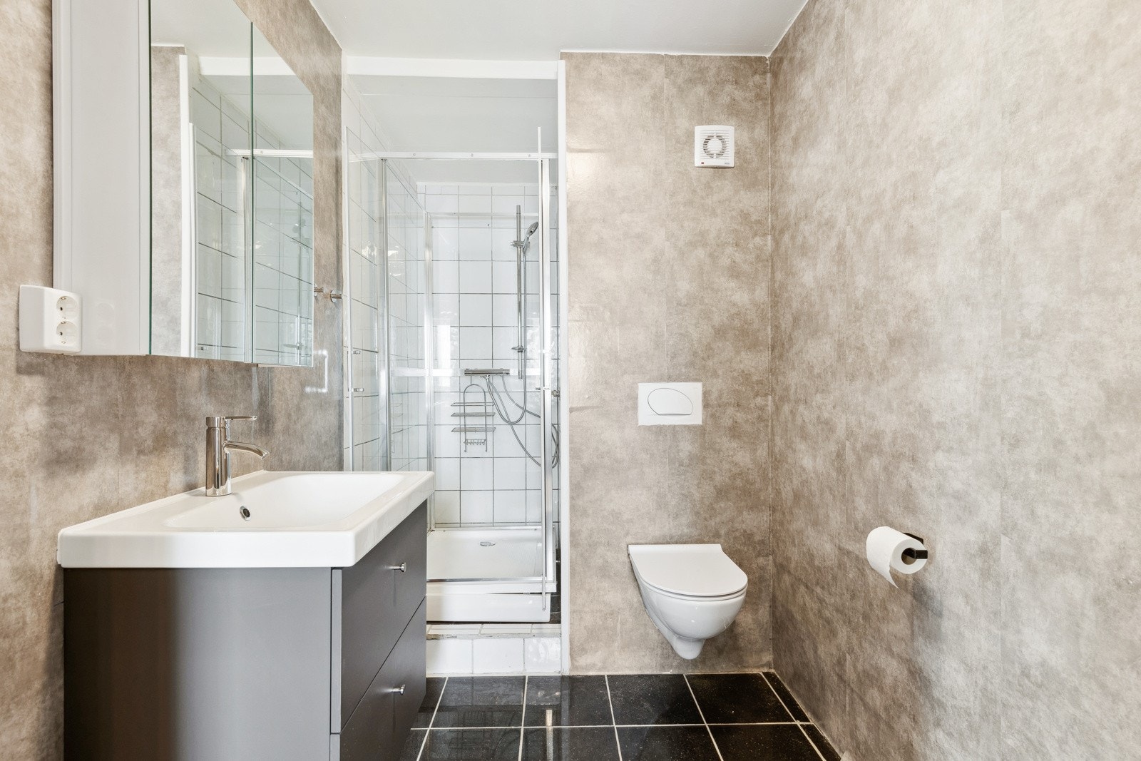 Innredet utleiedel (ikke godkjent): Badet er av eldre dato og er pusset opp på egeninnsats ifølge eier. Innredningen består av servantmøblement, speilskap, vegghengt toalett og dusjkabinett. Oppgradering må påregnes. Galleribilde