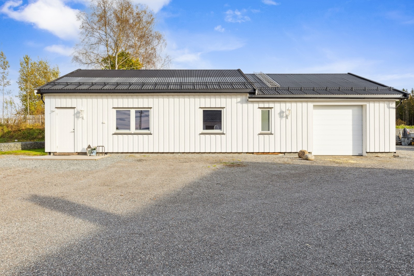 Frittstående garasjebygg m/stort garasjerom (tidligere benyttet som hobbyverksted m/smøregrav) og innredet utleiedel (ikke godkjent). Galleribilde