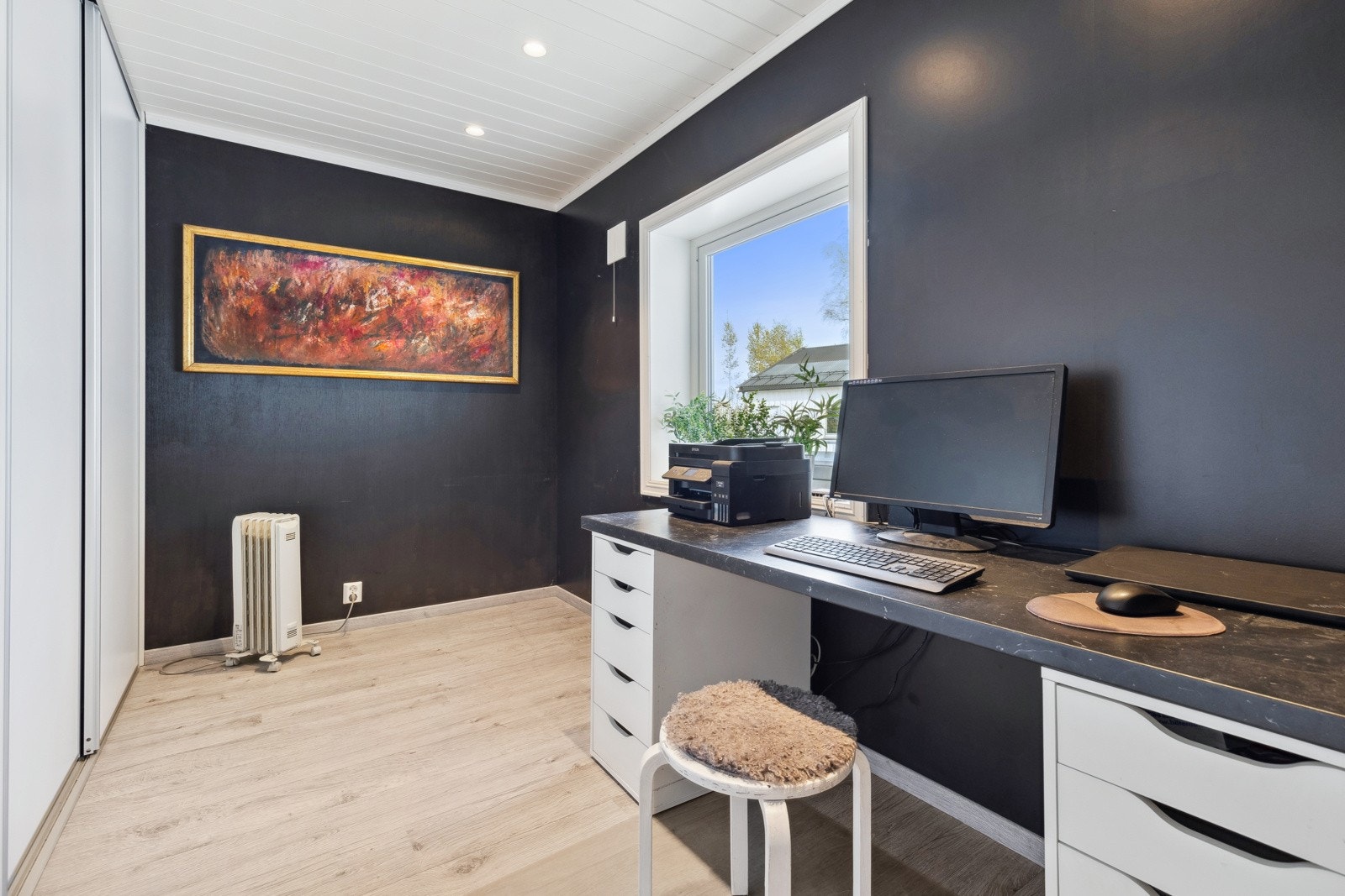 Soverom 4 har malte overflater, laminat på gulv og downlights i himling. Det gjøres oppmerksom på at kjøkken og soverom har bytttet plass iht. opprinnelige byggetegninger, tiltaket er søknadspliktig mht. bruksendring. Galleribilde