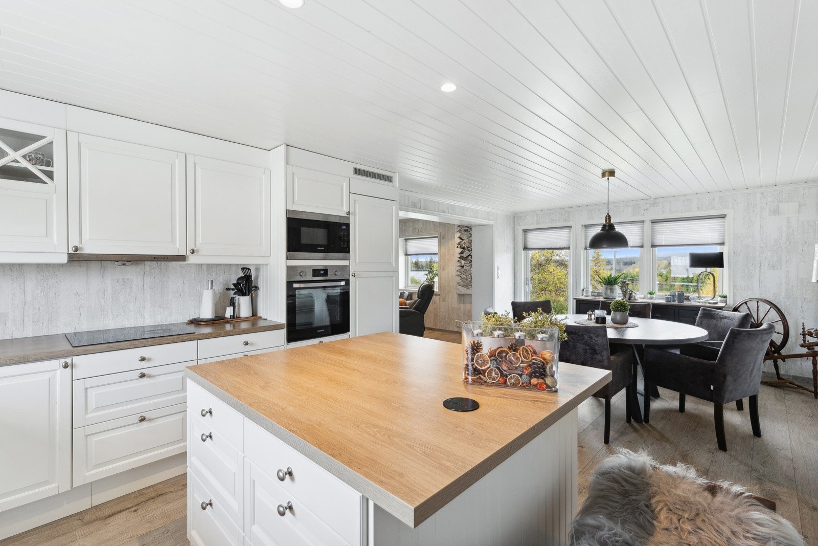 Elektrisk ventilator over kokesonen. Himlingen er pent lyssatt med downlights. Galleribilde