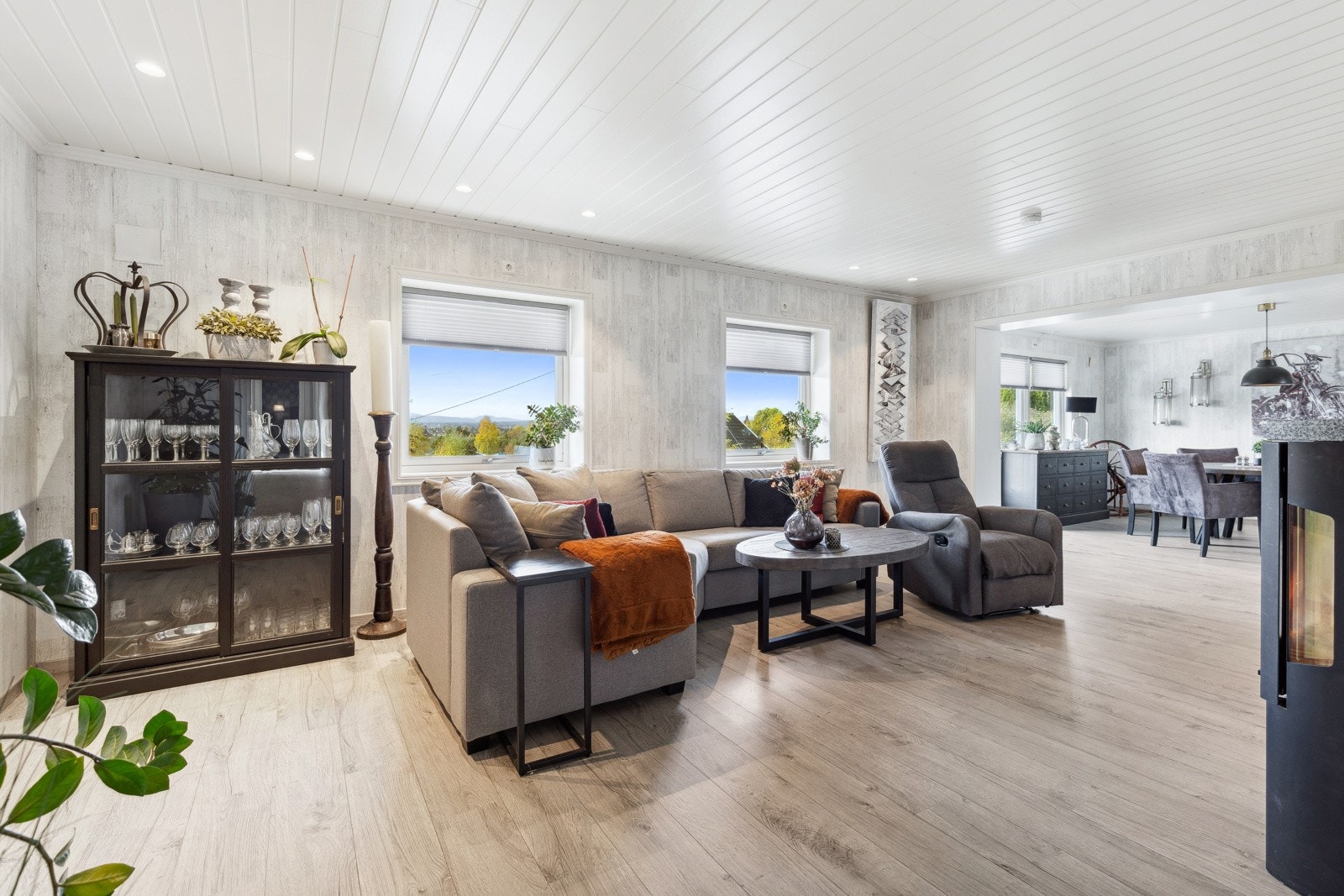 Den åpne stuen fremstår som svært innbydende med lyse, tidsriktige fargevalg - nyoppusset i 2020. På gulvet er det lagt lekker lyspigmentert laminat og veggflatene er belagt med lekker tapet. Galleribilde