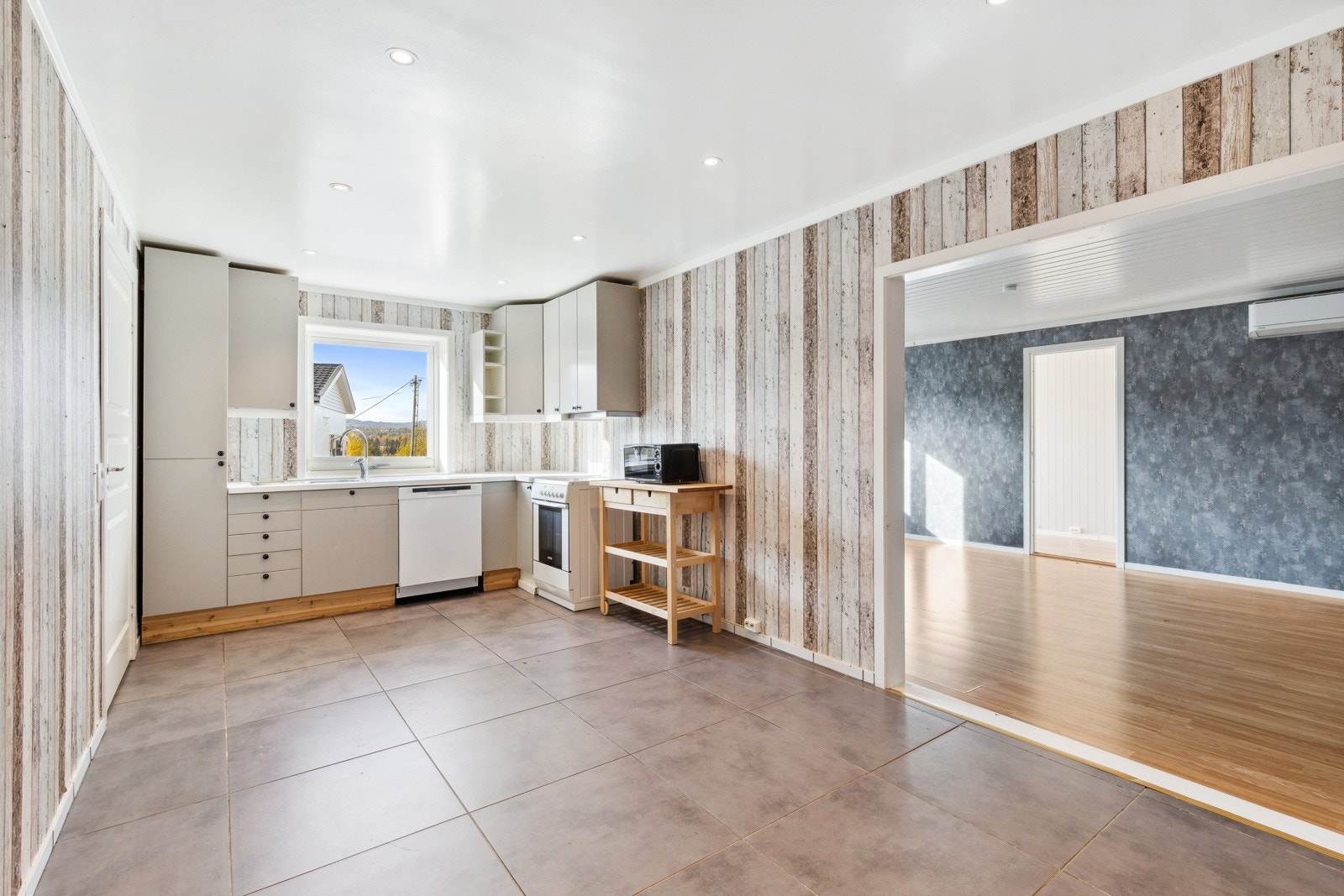 Innredet utleiedel (ikke godkjent): Klassisk kjøkkeninnredning med lyse fronter. Laminert benkeplate med nedfelt benkebeslag i rustfritt stål. Ventilator. Det er avsatt plass til frittstående komfyr og kjøleskap. Opplegg for oppvaskmaskin. Galleribilde