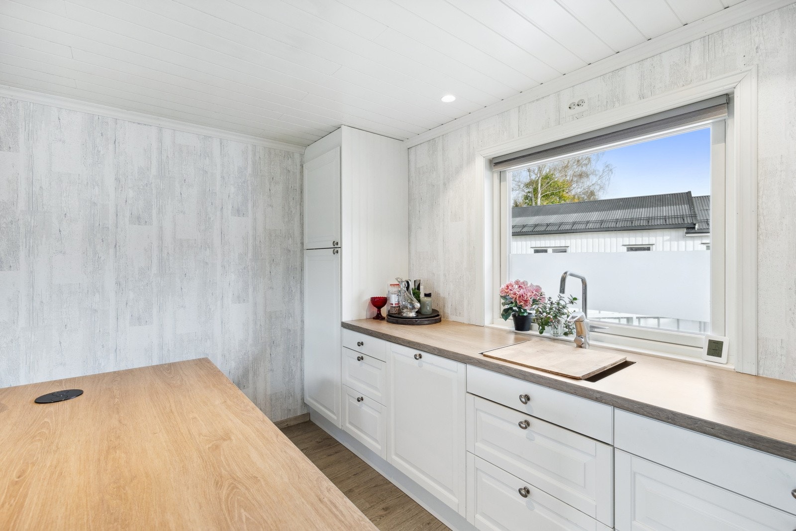 Benkeplaten er i lys laminert utførelse med planlimt kum i rustfritt stål. Galleribilde