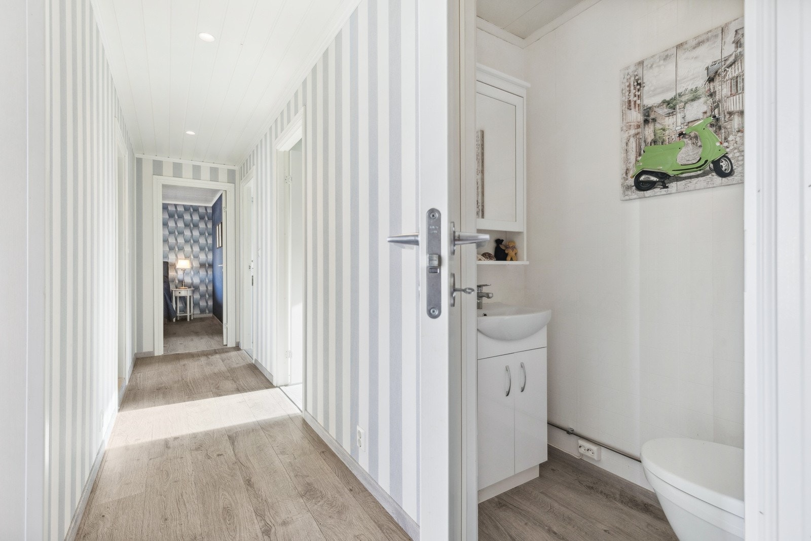 Boligen har i tillegg et separat toalett med gulvstående klosett og servant. Galleribilde