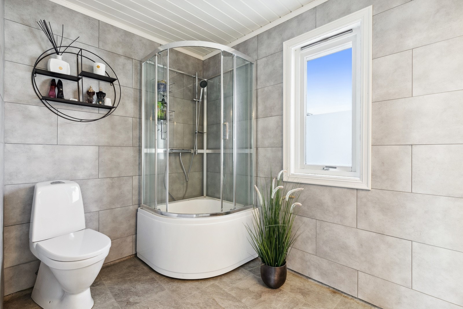 Det er satt inn nyere dusjkabinett og frittstående toalett. Oppvarming via ovn i himling. Galleribilde