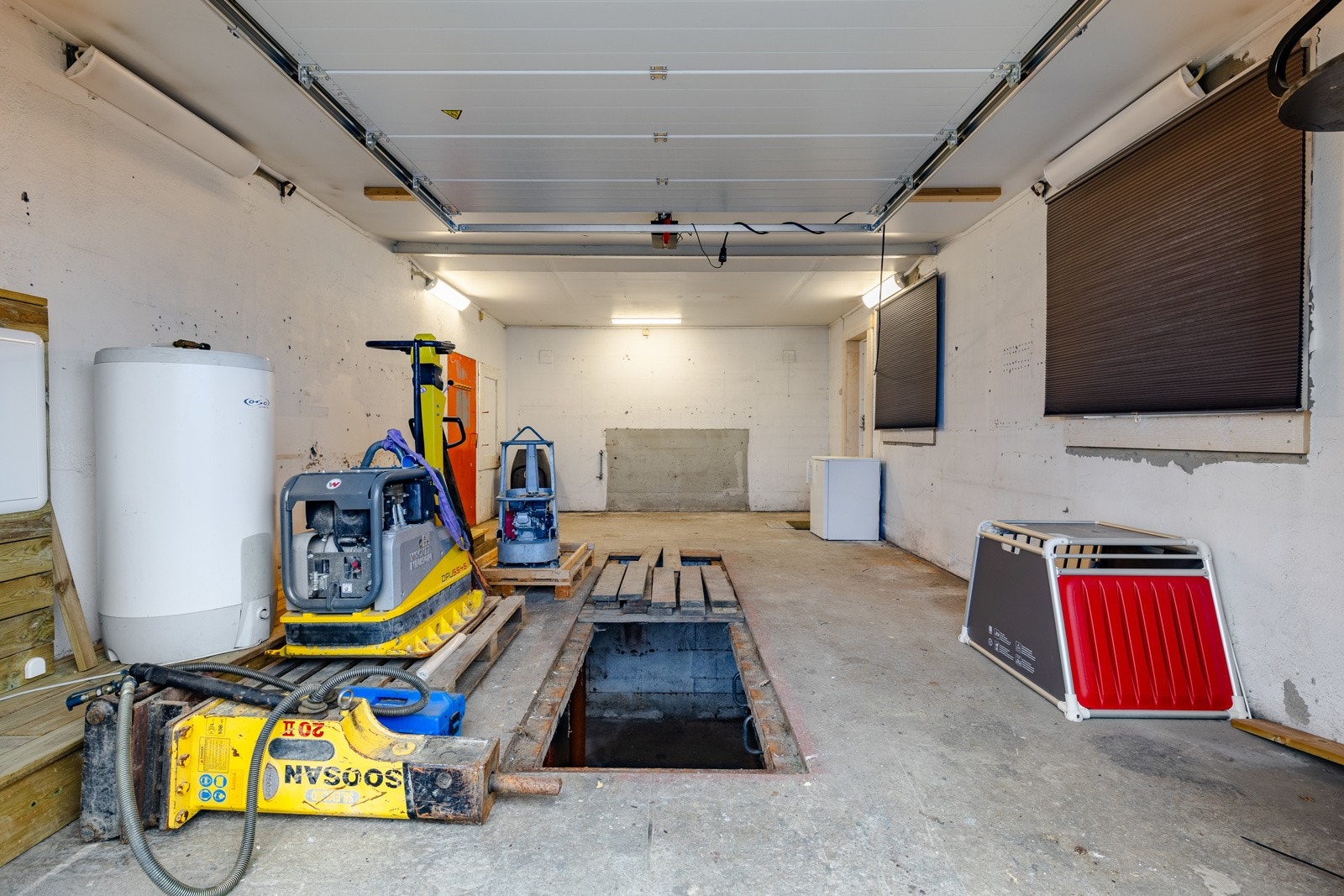 Det er etablert lem i gulv/smøregrav for å komme inn under bilen. Galleribilde