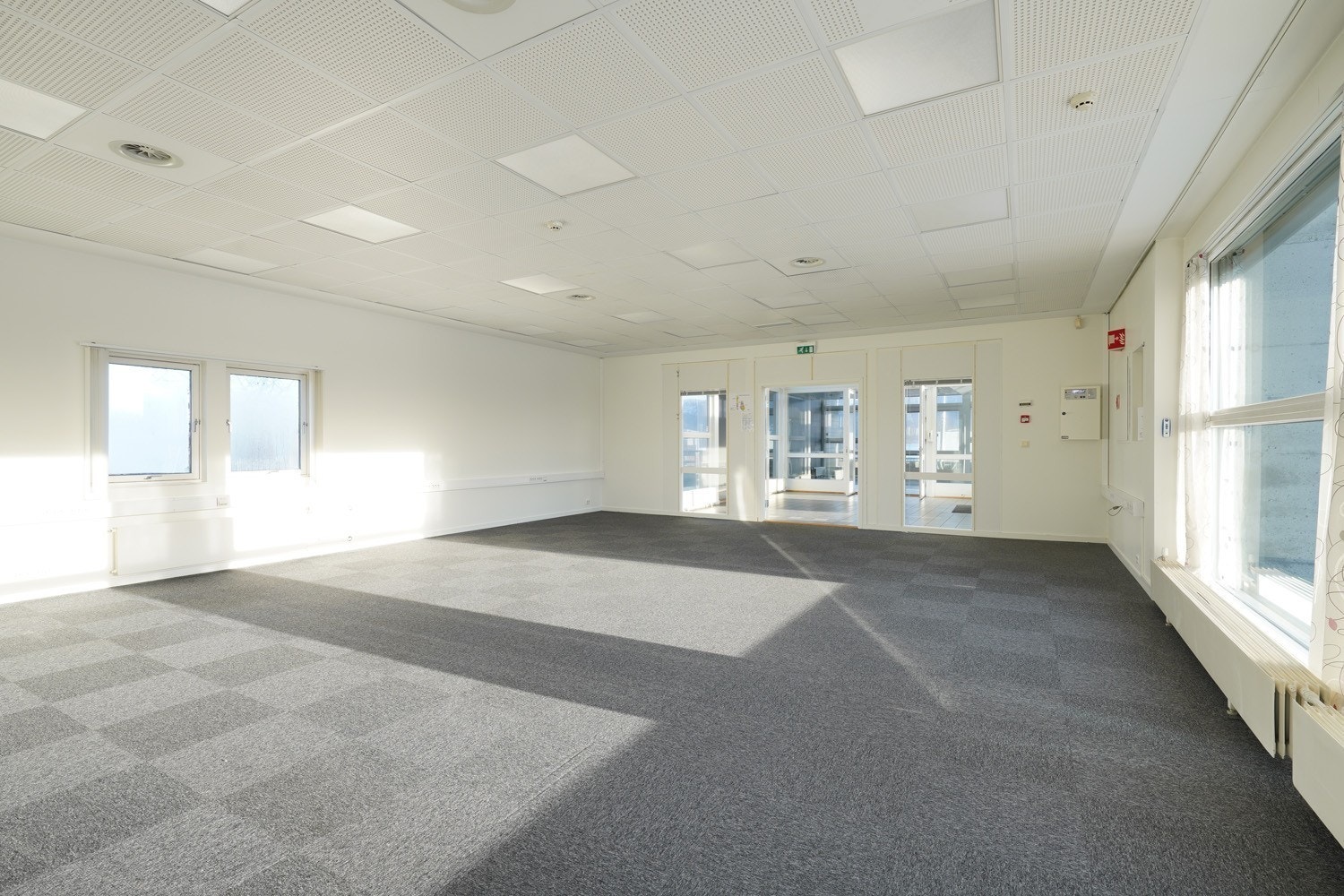 Sosial sone/kontorlandskap i tilknytning til kantine med kjøkken Galleribilde