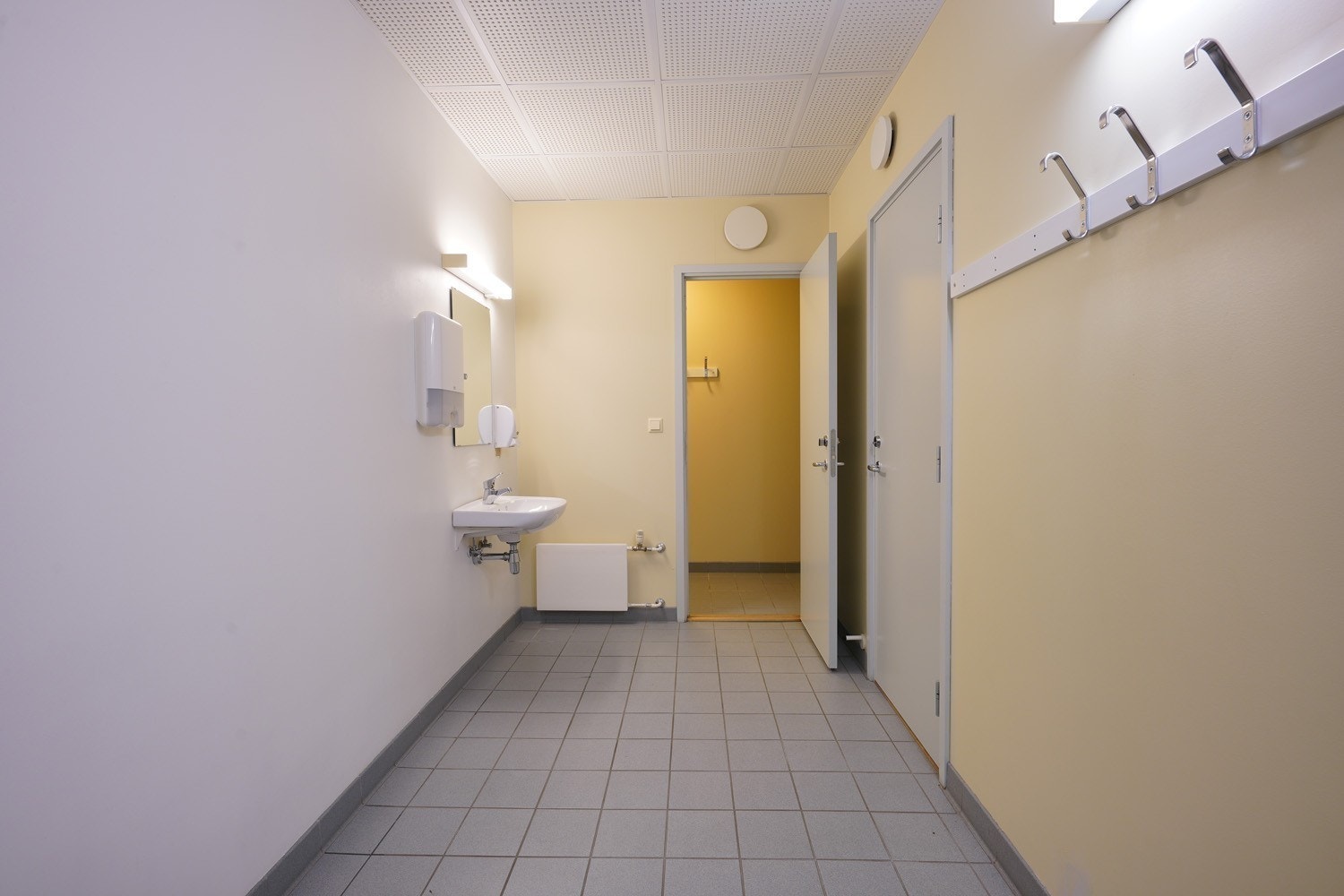 Eiendommen har rikelig med garderobefasiliteter Galleribilde