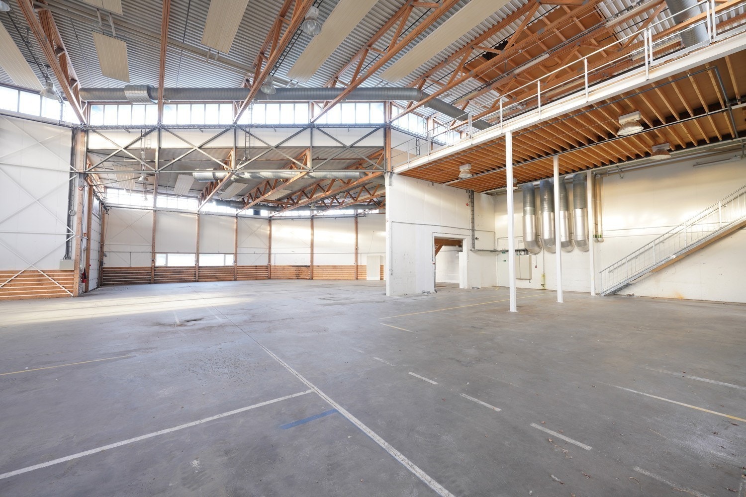 Ventilert/oppvarmede lager/verkstedhaller med god takhøyde Galleribilde
