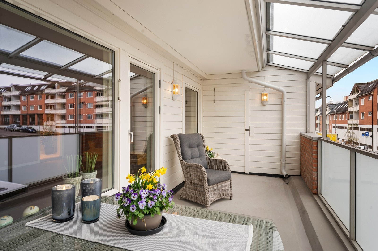 På verandaen er det dessuten inngang til en praktisk bod med lagringsplass Galleribilde