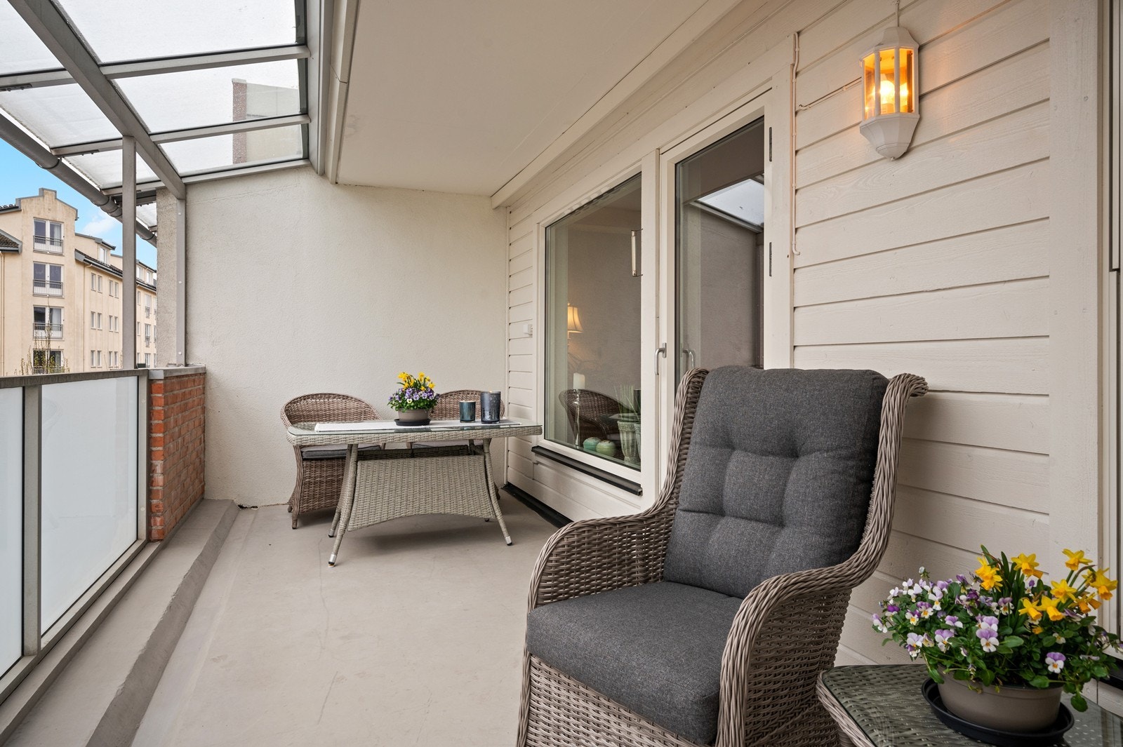 I fra stua er det utgang til en fin, overbygget veranda Galleribilde