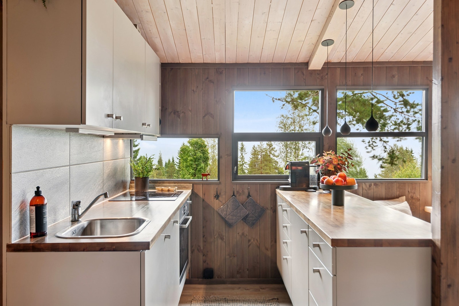 Funksjonelt kjøkken med heltre benkeplater og integrerte hvitevarer, samt nytt elektrisk i 2012. Galleribilde