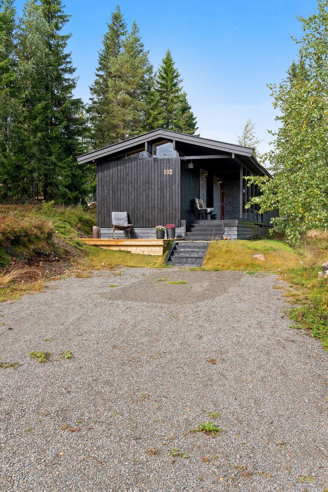 Enkel adkomst og gode parkeringsmuligheter på egen, gruset gårdsplass. Galleribilde