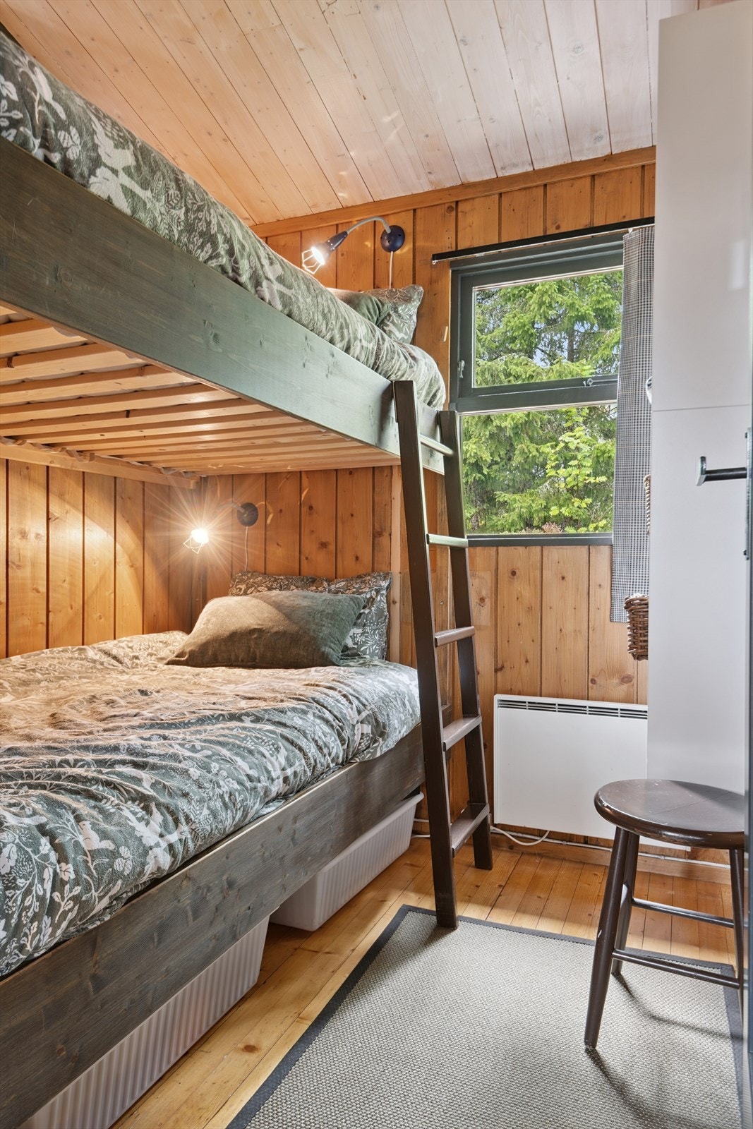 Praktisk soverom med køyeseng, ideelt for barn eller gjester. Galleribilde