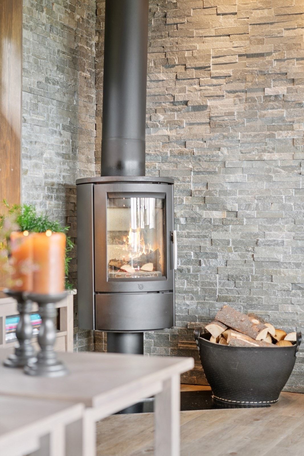 Vedovnen fra 2012, foran en steinforblendet vegg, skaper en lun og innbydende atmosfære. Galleribilde